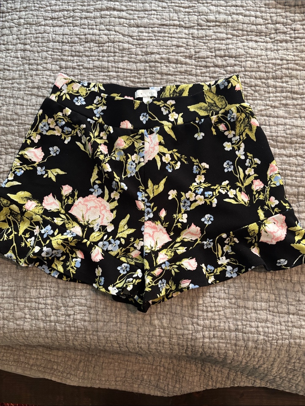 Leith Black High-Waist Floral Scalloped Shorts